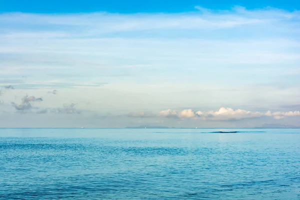Błękitne morze i ruchomych odbicie — Zdjęcie stockowe