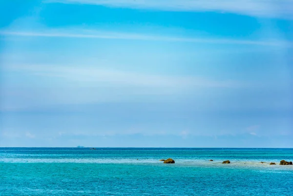 Biru laut dan langit awan refleksi bergerak — Stok Foto