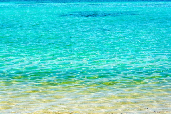 Blauwe zee en een bewegende reflectie — Stockfoto
