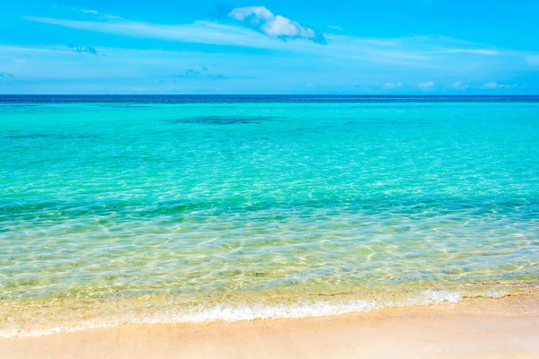 Mar azul y un reflejo conmovedor de la luz solar — Foto de Stock