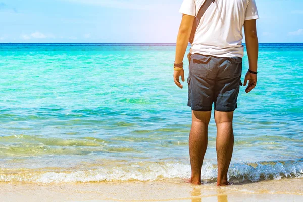 Mavi deniz ve güneş ışığı hareketli bir yansımasıdır 