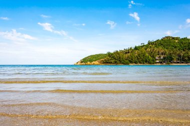 Mavi deniz ve güneş ışığı hareketli bir yansımasıdır 