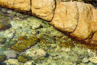 Mavi deniz ve güneş ışığı hareketli bir yansımasıdır 