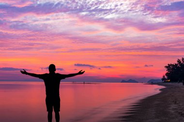 tatil gün batımında sahilde