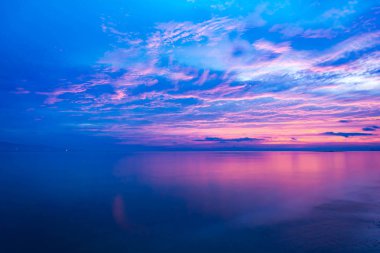 tatil gün batımında sahilde