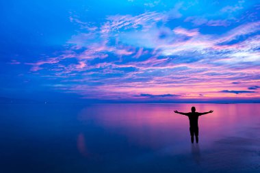 tatil gün batımında sahilde