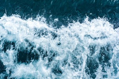 Mavi deniz ve hareketli bir yansıması 