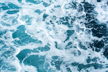 Mavi deniz ve hareketli bir yansıması 