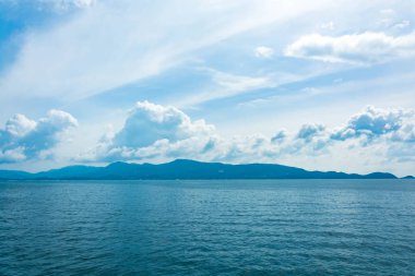 Mavi deniz ve hareketli bir yansıması