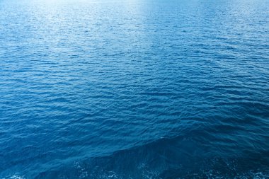 Mavi deniz ve hareketli bir yansıması