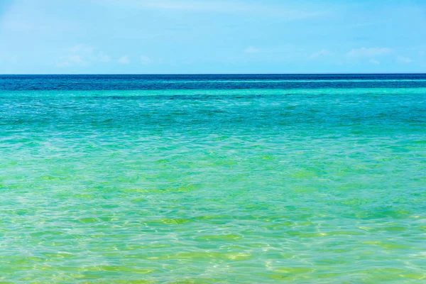 Голубое море и движущееся отражение солнечного света — стоковое фото