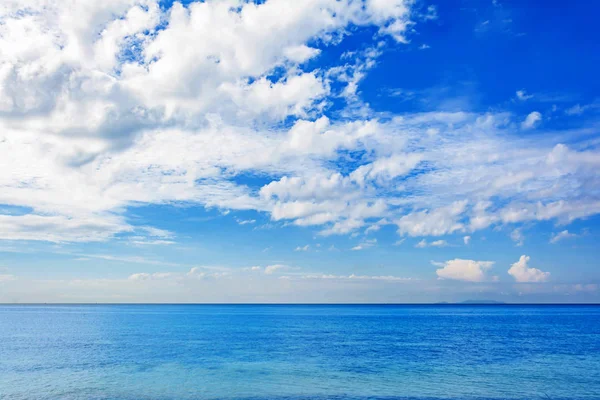 Mavi deniz ve hareketli bir yansıması — Stok fotoğraf