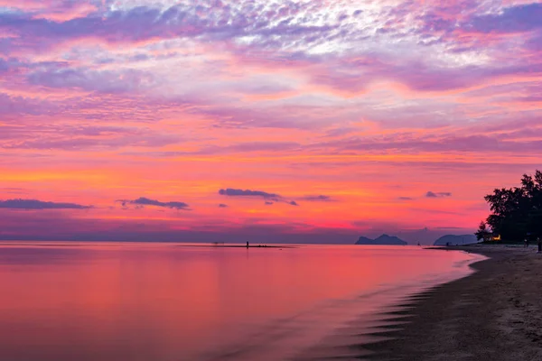 Praia de férias ao pôr do sol — Fotografia de Stock