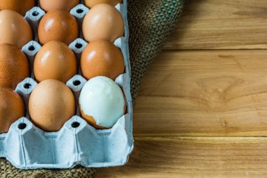 Bir tahta üzerinde taze yumurta 