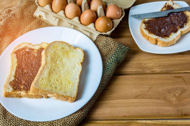 Kahvaltı ekmek tereyağı ve çikolata