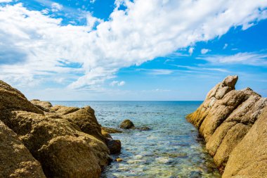 Mavi deniz ve güneş ışığı hareketli bir yansımasıdır 