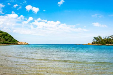 Mavi deniz ve güneş ışığı hareketli bir yansımasıdır 