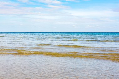 Mavi deniz ve güneş ışığı hareketli bir yansımasıdır 