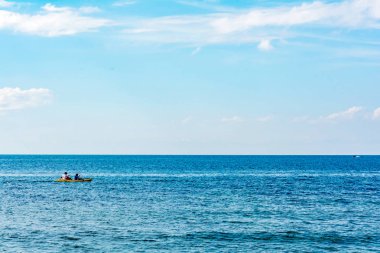 Mavi deniz ve güneş ışığı hareketli bir yansımasıdır 