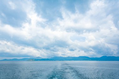 Mavi deniz ve güneş ışığı hareketli bir yansımasıdır 