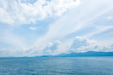Mavi deniz ve güneş ışığı hareketli bir yansımasıdır 