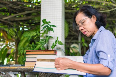 Orta yaşlı kadın evde bir kitap okuma