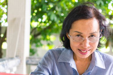 Orta yaşlı kadın evde bir kitap okuma