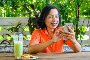 Orta yaşlı kadınlar sit yavaş