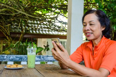 Orta yaşlı kadınlar sit yavaş