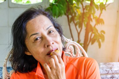 Orta yaşlı kadınlar sit yavaş