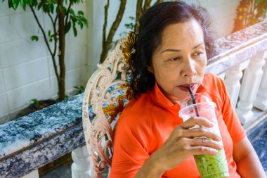 Orta yaşlı kadınlar sit yavaş