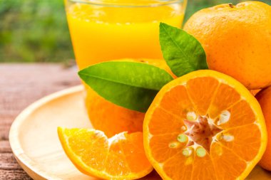 Tahta bir masada portakal suyu.