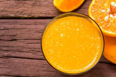 Tahta bir masada portakal suyu.