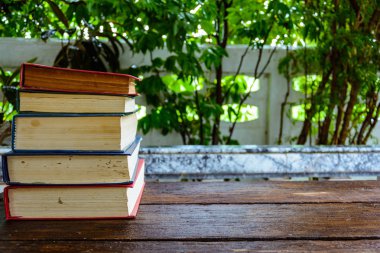 ahşap masa üzerinde eski kitap