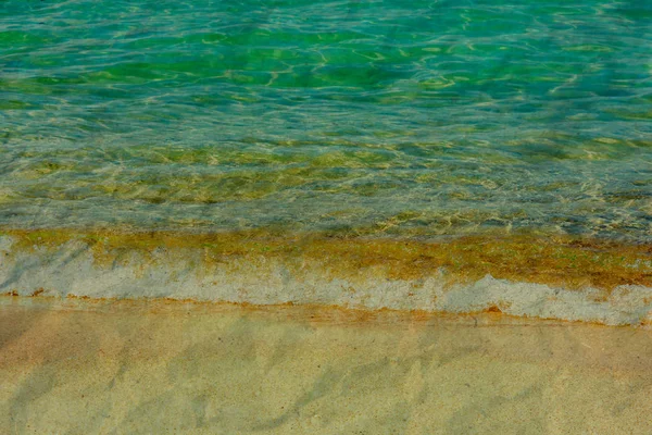 Mar azul y un reflejo conmovedor de la luz solar — Foto de Stock