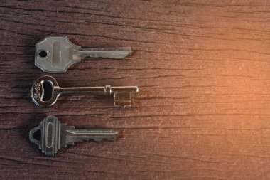 anahtar üzerinde eski ahşap ev