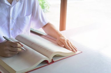 Adam yazılı kalem kitap beyaz masa üzerinde