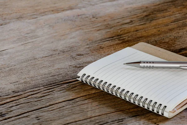 Bolígrafos y libros para notas — Foto de Stock