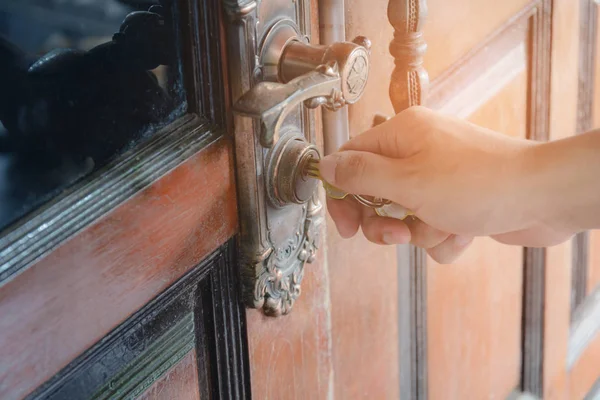 Mann entriegelte Wohnung — Stockfoto