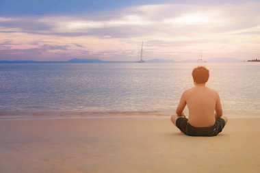 Deniz yalnız oturan adam görmek