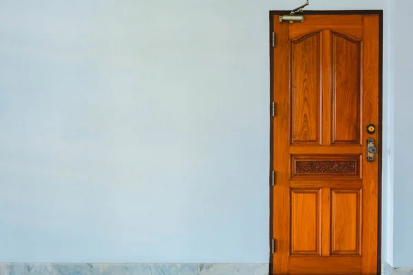 Κλειστή πόρτα από ξύλο και τσιμέντο — Φωτογραφία Αρχείου