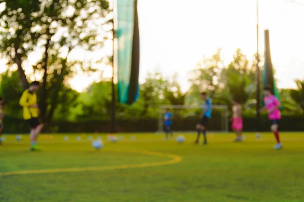 Fokus verschwimmen Kinder spielen Fußball — Stockfoto