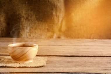 Kahve fincanı ahşap masada 