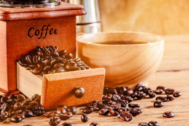 Kahve fincanı ahşap masada 