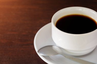 Kahve fincanı ahşap masada