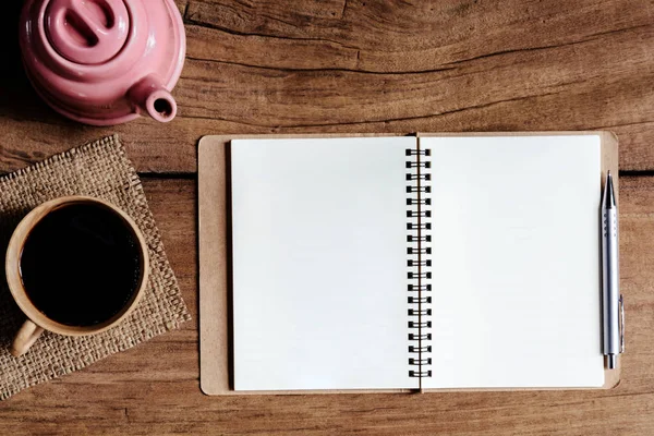 Morgenkaffee und Bücherstift auf altem Holztisch — Stockfoto