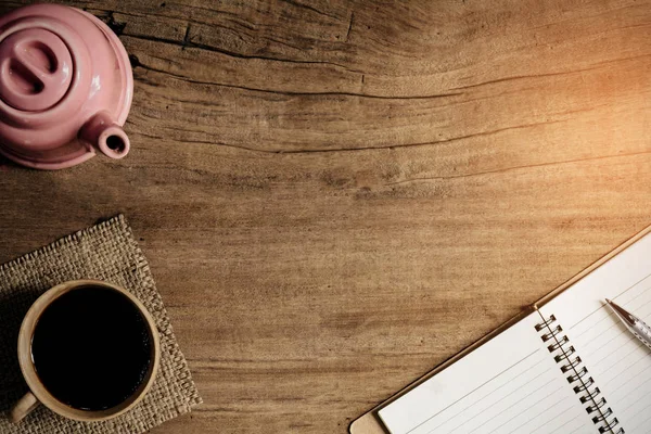 Morgenkaffee und Bücherstift auf altem Holztisch — Stockfoto
