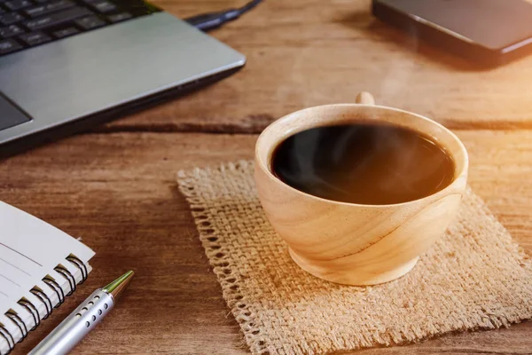 Kaffeetasse und Notizbuch auf Holztisch — Stockfoto