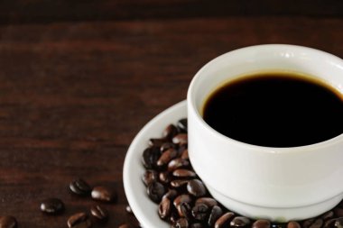 Kahve fincanı ahşap masada