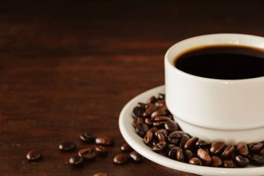 Kahve fincanı ahşap masada